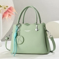 Bolso de cuero verde menta con borde ondulado y logotipo sobre soporte blanco - Verde