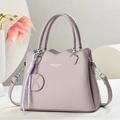 Bolso de mano de cuero lavanda con diseño de lichi, borde ondulado y bandolera - Gris Bruma