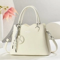 Detalle de bolso de cuero crema con asas dobles y estampado de logotipo de moda - Blanco Roto