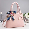 Bolso de mano elegante en cuero trenzado rosa con detalle de pañuelo y herrajes dorados - Rosa