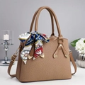 Sac bandoulière tissé marron avec finitions en cuir et foulard en soie décoratif - Abricot