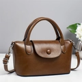 Sac à main rétro en cuir marron avec poignée et bandoulière dans un décor élégant - Marron