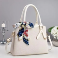 Détail du sac à main blanc cassé avec tissage sergé et élégant foulard décoratif en soie - Blanc Cassé