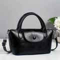 Sac hobo en cuir PU noir brillant avec anses rondes et bandoulière réglable - Noir