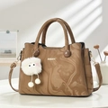 Grande borsa tote marrone marmorizzata con manico superiore e ciondolo di peluche - Cachi