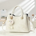 Elegante borsa a mano beige marmorizzata con ciondolo peluche e tracolla regolabile - Bianco Sporco