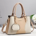 Dettaglio della borsa intrecciata bicolore con finiture dorate e mini portamonete - Bianco Sporco