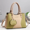Dettaglio borsa shopper verde in tessuto con finiture in pelle e charm mini decorativo - Verde