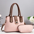 Dettaglio borsa tote rosa motivo serpente con chiusura dorata e pochette coordinata - Rosa