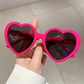 Modische herzförmige Sonnenbrille in kräftigem Pink mit dunklen Gläsern für Partys - Rosenroter Rahmen Graue Linsen