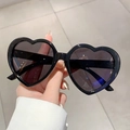 Trendige herzförmige Sonnenbrille mit schwarzem Glanzrahmen und dunklen Gläsern - Schwarzer Rahmen Schwarz Graue Gläser