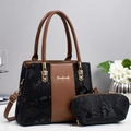 Dettaglio della borsa a mano nera a motivo serpente e pochette coordinata - Stile Giunzione Motivo Serpente Nero (A96201) / Nero