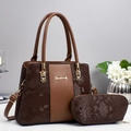 Dettaglio della borsa tote marrone scuro con trama a serpente e logo in metallo - Stile Giunzione Motivo Serpente Caffè (A96201) / caffè
