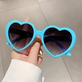 Modische Herz-Sonnenbrille in Himmelblau mit dunkelgrauen Gläsern für Streetstyle - Blauer Rahmen mit Doppelten Grauen Gläsern