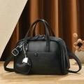Bolso grande de mano negro con textura de grano y colgante de corazón metálico - Negro