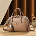 Bolso Boston retro de cuero lichi marrón con colgante de corazón y correa ajustable - Caqui