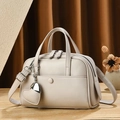 Elegante bolso tote de cuero blanco crema con asas superiores y correa de hombro ajustable - Gris claro