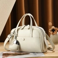 Bolso de mano Boston blanco crema con colgante de corazón y correa de hombro - Blanco Roto