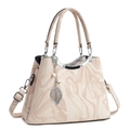 Dettaglio borsa beige motivo marmo con ciondolo di perla e finiture metalliche - Cachi