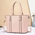 Borsa tote retrò in pelle martellata rosa chiaro con finiture dorate e tracolla regolabile - Rosa