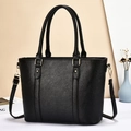 Borsa tote classica in pelle nera a motivo litchi con eleganti rivetti dorati - Nero