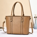 Dettaglio della borsa tote marrone vintage con finiture dorate e tracolla rimovibile - Cachi Scuro