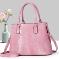 Sac à main fourre-tout rose avec cuir texture flocon et détails en métal doré - Rose