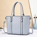 Dettaglio borsa tote blu grigio in pelle martellata con hardware dorato e tracolla rimovibile - Blu