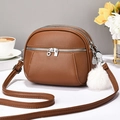Sac bandoulière en cuir marron avec triple fermeture éclair et pompon blanc - Jaune Terre