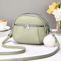 Borsa a tracolla verde chiaro in pelle martellata con tripla zip e pompon peluche - Verde