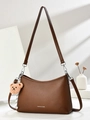 Braune Schultertasche aus Leder mit Litschimuster, Plüschbär-Anhänger und zwei Gurten - Kaffeebraun