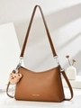 Braune Schultertasche aus Litschi-Leder mit Plüschbär-Anhänger und Gurt - Ocker (Warmes Braun)
