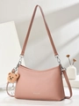 Detail der Schultertasche aus Leder mit Litschi-Muster in Altrosa und Plüschbär-Anhänger - Lotusrosa