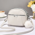 Borsa a tracolla chic bianco crema con zip multiple e ciondolo a pompon in morbido peluche - Bianco Sporco