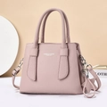 Vue détaillée du sac à main en cuir rose avec pendentif étoile et bandoulière amovible - Rose