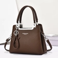 Sac à main en cuir marron foncé à motif litchi avec bandoulière et étoile - Café
