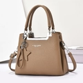Sac à main marron en cuir grainé avec pendentif étoile et double poignée ronde - Kaki foncé