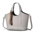 Détail du sac seau en cuir gris à texture litchi avec logo et pendentif tressé - Gris