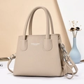 Elegante borsa in pelle beige con tracolla regolabile e ciondolo a stella dorata - Cachi Chiaro