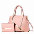 Set di borse rosa in ecopelle composto da due pezzi con eleganti dettagli in metallo dorato a V - L30 A22 P12 / Rosa