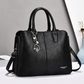 Detalle del bolso de cuero granulado negro con colgante de perla de hada plata - Negro