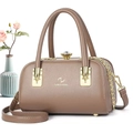 Borsa Boston in pelle taupe motivo litchi con chiusura in cristallo e tracolla oro - Cachi Scuro