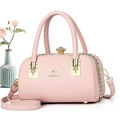 Détail du sac Boston rose en cuir grainé avec fermoir luxueux en cristal - Rose Clair
