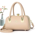 Détails du sac Boston beige à strass avec ferrures dorées et logo de la marque - Khaki Clair