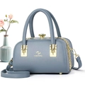 Détail du sac Boston en cuir bleu-gris avec fermoir cristal et finitions dorées - Bleu