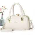 Détail du sac Boston blanc crème avec fermoir en strass et accents métalliques dorés - Blanc Cassé