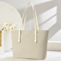 Grand sac cabas blanc crème avec poignées et détails dorés dans un décor moderne épuré - Blanc Cassé