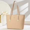 Détails du sac cabas beige avec texture sergé, logo doré et garnitures métalliques premium - Khaki Clair