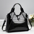 Elegante borsa a mano nera con motivo a coccodrillo, finitura lucida e tracolla rimovibile - Nero