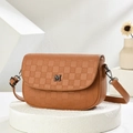 Borsa a sella marrone in similpelle con patta a scacchi goffrata e logo M in metallo argento - Giallo Terra